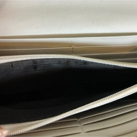 Gucci GG Supreme Continental Wallet in white, tan and red & green bow - Picture 10 of 11